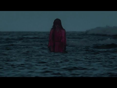 海にたたずむ謎の「赤い女」、少しずつ近づいてくる鎖の音…清水崇監督最新ホラーのティザー動画公開