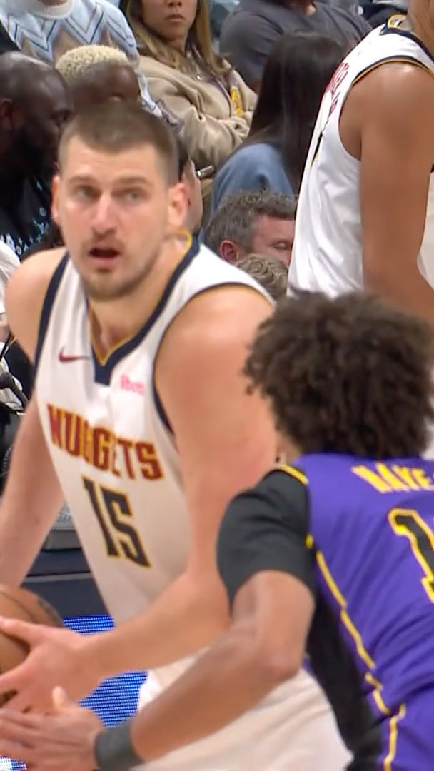 Jokić sees all ?