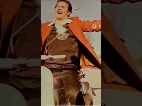 Domenico Modugno.  Nel Blu dipinto di blu. Vespa.