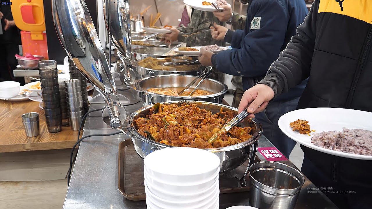 Хозяйка корейского буфета готовит с рассвета около 30 видов гарниров!