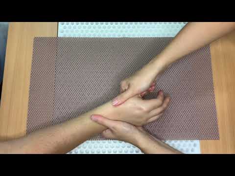 Видео: 3 способа растяжки рук при синдроме запястного канала