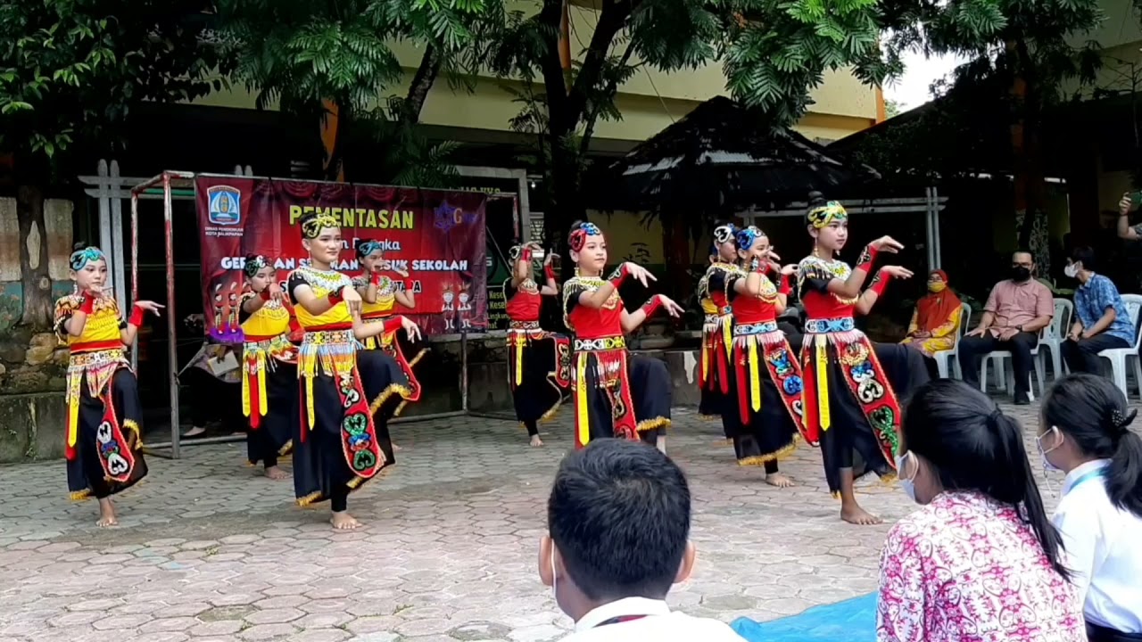 Pementasan siswa-siswi SDN 004 Balikpapan Utara dalam rangka Gerakan Seniman Masuk Sekolah (GSMS)