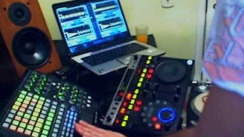 Dj Mateus B. - performance set (Traktor Pro + AKAI APC 40 + Pioneer EFX 1000) @ TechnoTV