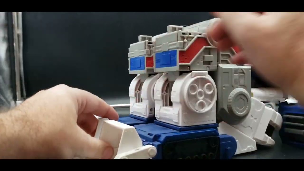 Transformers Legacy Cybertron Universe Metroplex review