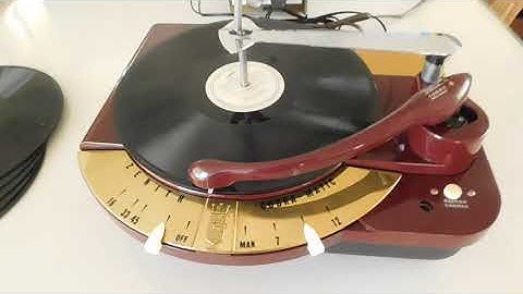 Zenith Cobra-Matic record changer playing a 78 RPM record.