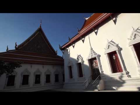 Video: Wat Suthat (Wat Suthat Thepwararam Ratchaworamahawiharn) descrizione e foto - Thailandia: Bangkok