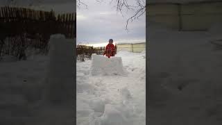 Бой снежками Снежная крепость Алиса