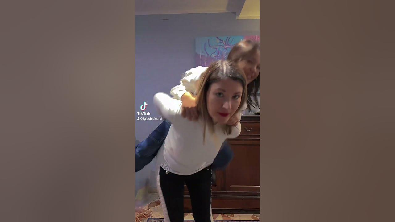 Quando Carol vuole le coccole da Mamma! #shortsvideo - YouTube