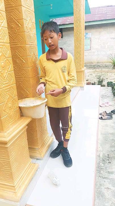 TEMPAT SAMPAH BOLONG NIH🫣 #tempatsampah #sampah #komedi #lucu #sampahmahal #sampahplastik #shorts