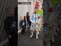 Un niño regala figuritas del Mundial a Messi y al Dibu antes de un partido de la Selección #shorts