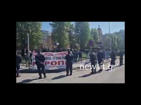 Διαμαρτυρία υγειονομικών μετά την παρέλαση στη Θεσσαλονίκη
