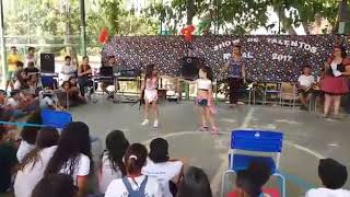 Meninas de 7 anos dançando na escola ruazinha