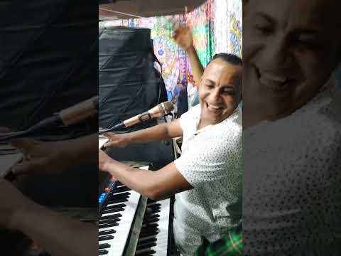 الحاوي يتحدث مع الفنان بيبو هريدي في كرنفال اسوان الكاجوج