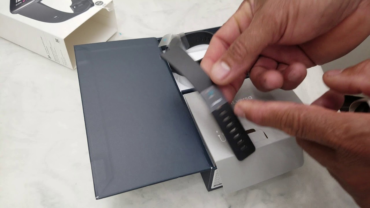 remove fitbit versa band