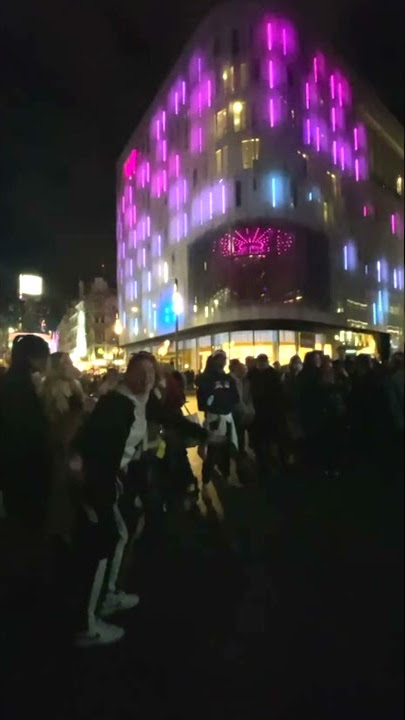 *AMAZING CROWD SINGS WITH ME * Ed Sheeran - Thinking Out Loud (Luke Silva Cover) | Busking in London