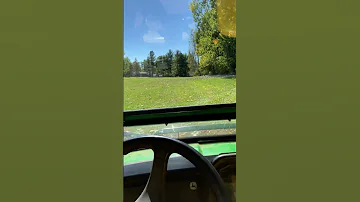 Jak rychle jezdí traktor John Deere Gator 825i?