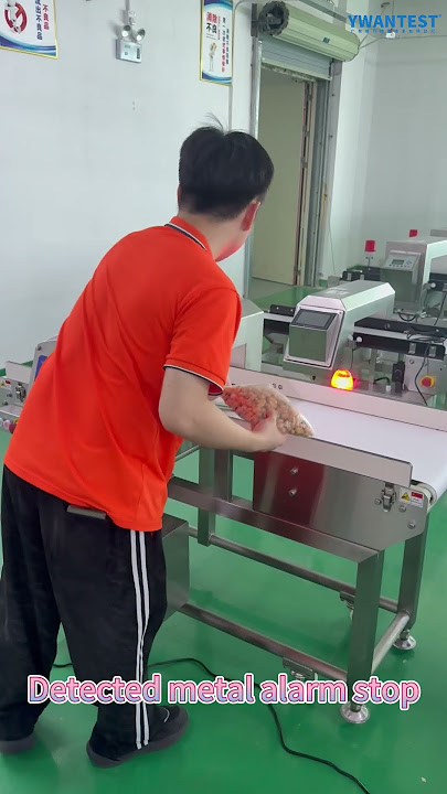 The food high-sensitivity metal detector will give an alarm and stop when metal is found.