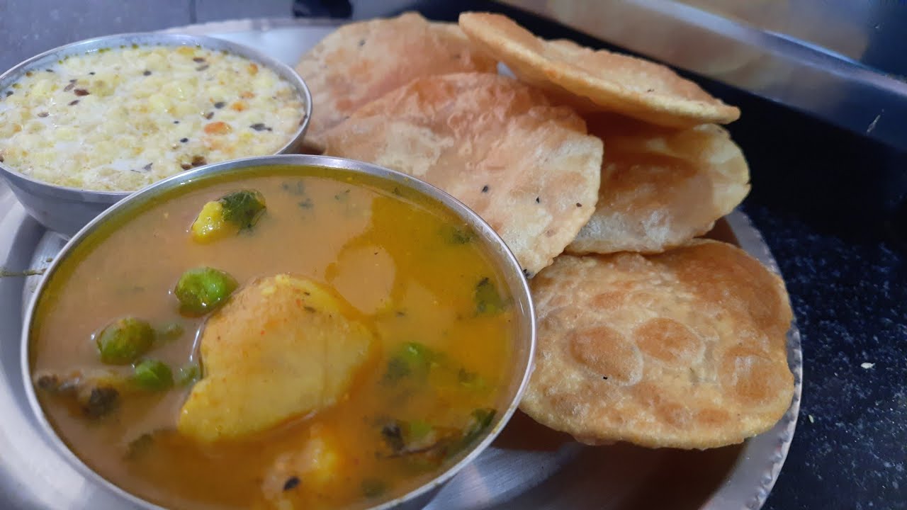 आज की थाली मे बनाये हम आलू मटर की सब्जी और बूँदी के रायता के साथ मे पूड़ी 