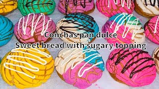 Conchas pan dulce mexicano/Sweet yeast bread with sugary topping/conchas sweet Mexican bread.