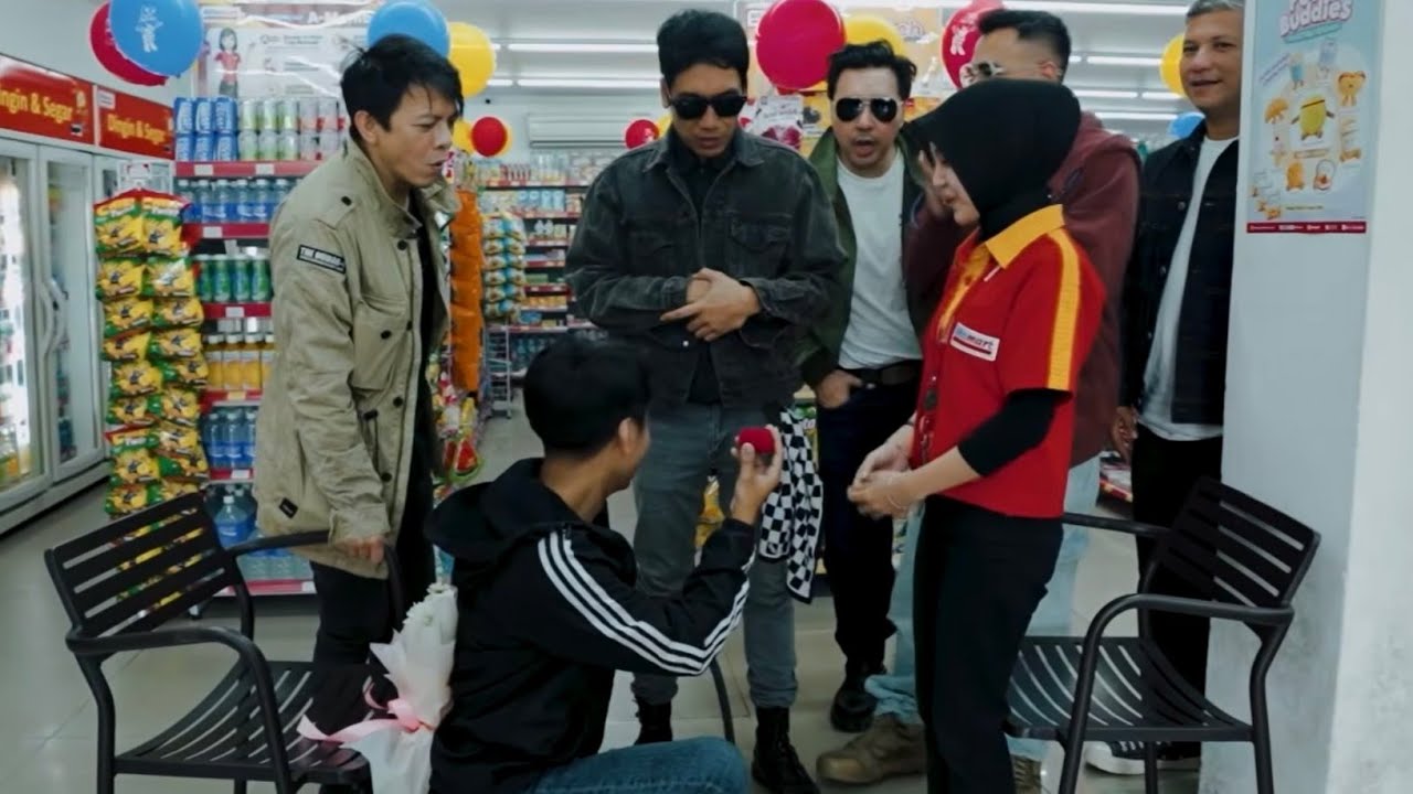 Moment Ariel NOAH Jadi Saksi Lamaran Karyawan Alfamart.... 