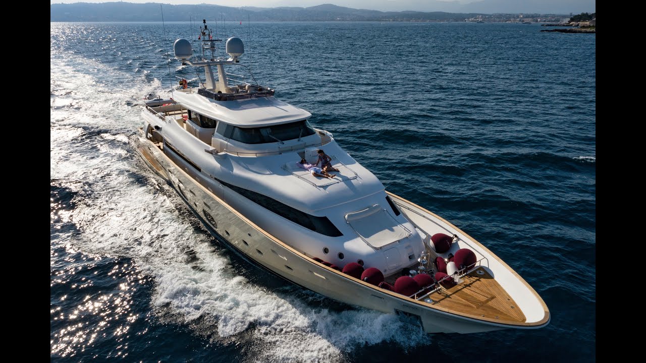 motor yacht a v