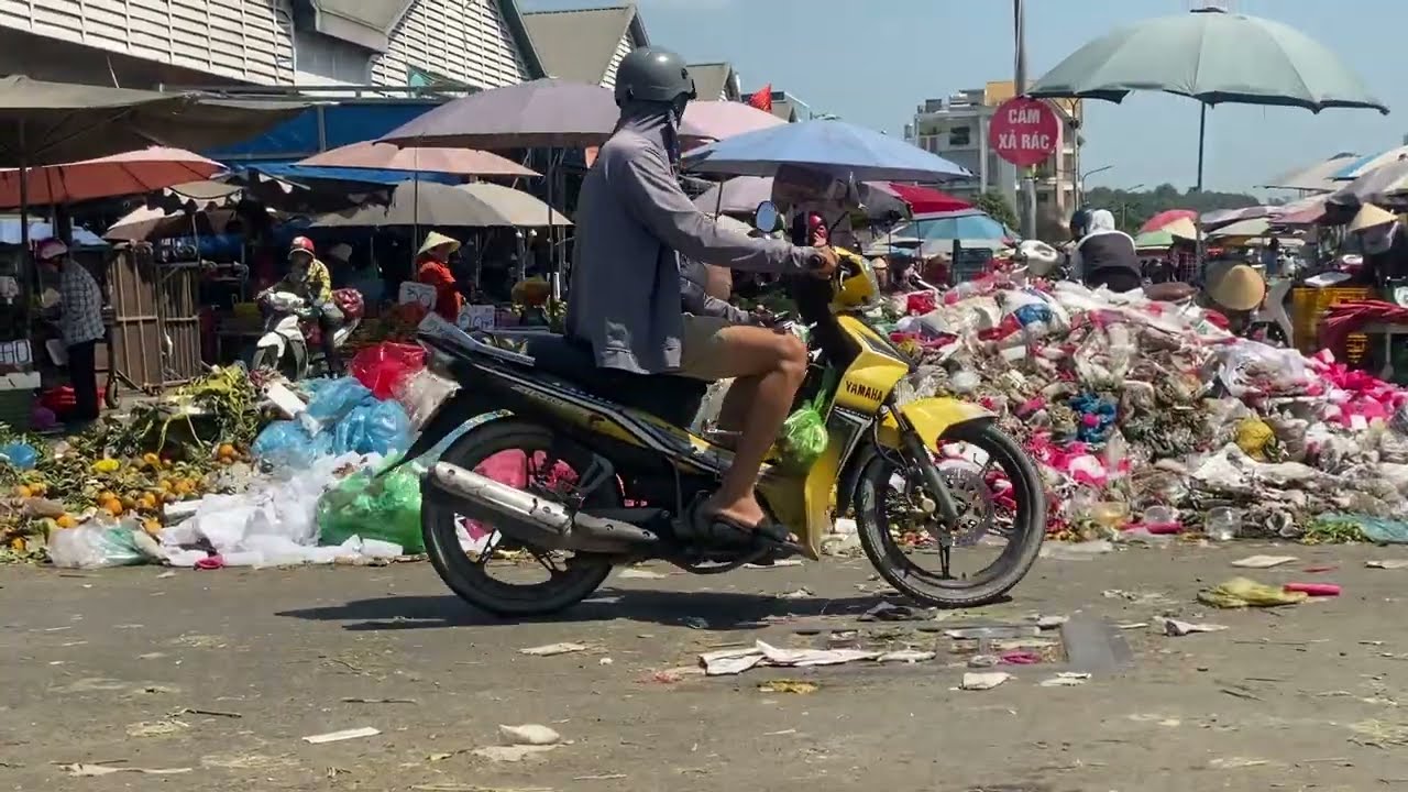 The woman is picking up food from the trash dump at the market to take home #traditionalmarket