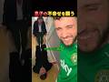 鬼嫁に立ち向かう男。