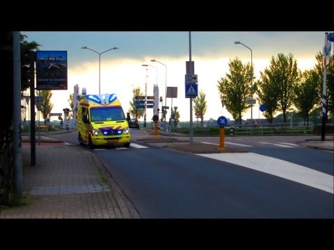 A1 AMBULANCE ZAANSTREEK- WATERLAND 13197 MET SPOED IN MONNICKENDAM NAAR WONING.