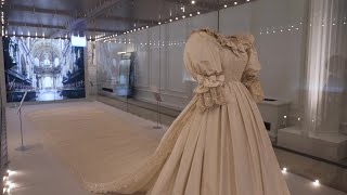 فستان زفاف ديانا أبرز محتويات معرض عن أعمال مصممي أزياء العائلة الملكية البريطانية | AFP