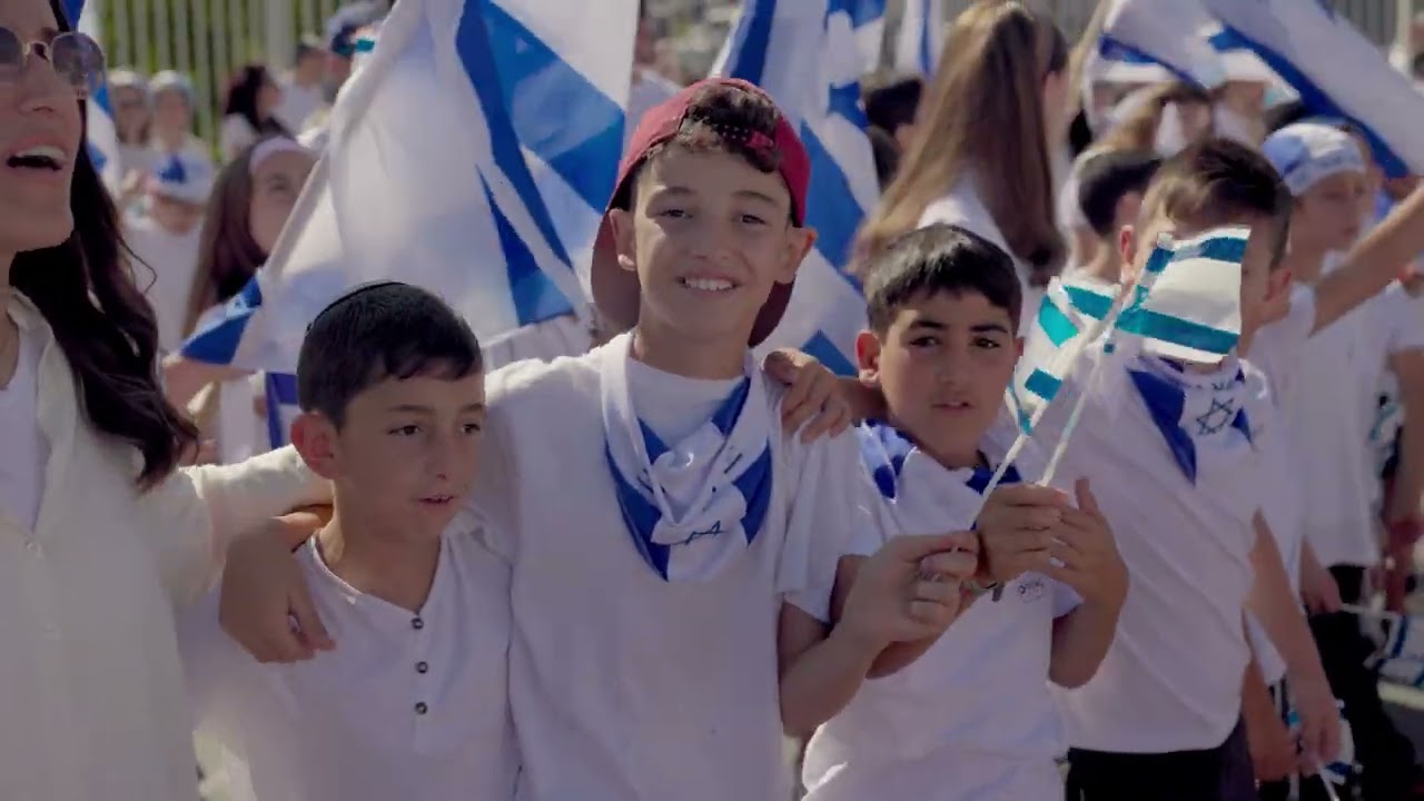 בצוותא גאים להציג: 