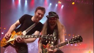 Lynyrd Skynyrd 'Free Bird' performed by The Classic Rock Show (2018)