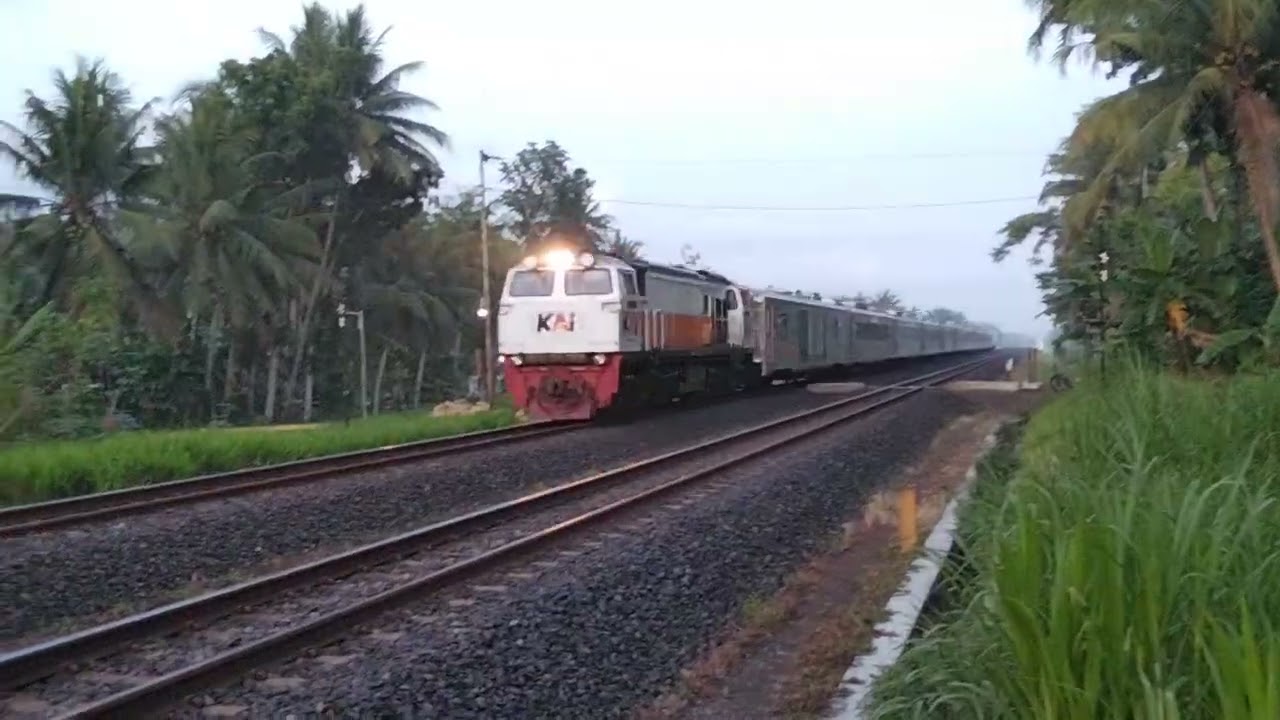 KA 62 Manahan relasi solobalapan-gambir Loko:cc20613×× membawa kawis bali