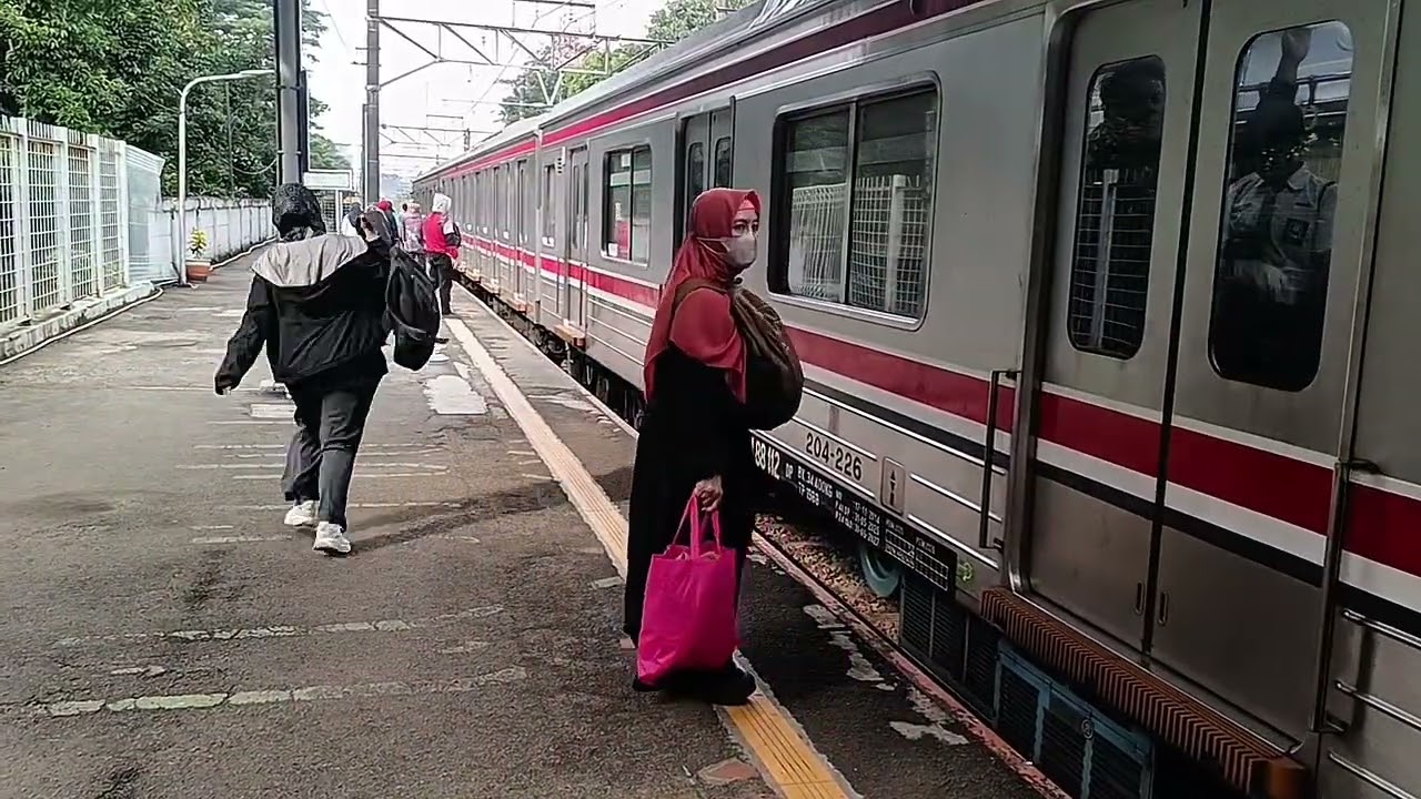 Hunting Commuter Line di stasiun duren kalibata INKA sama CRRC