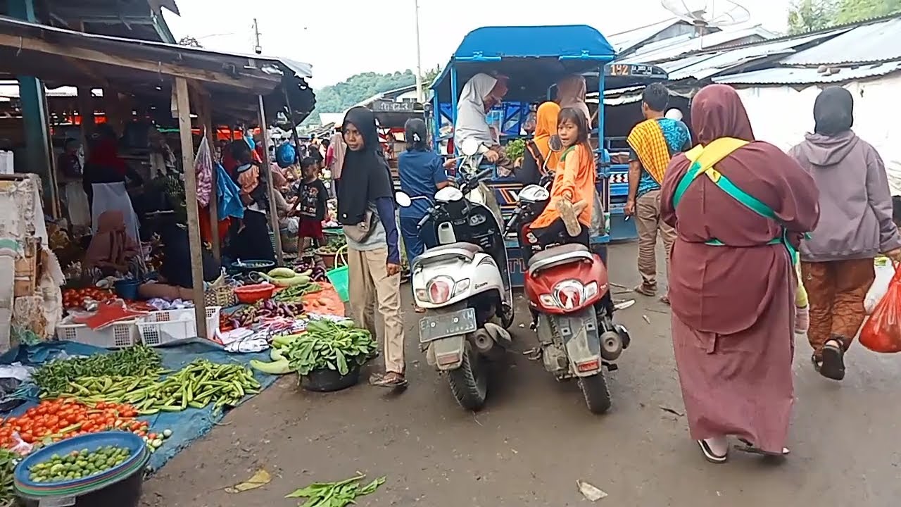 Suasana pasar tente Bima di pagi hari