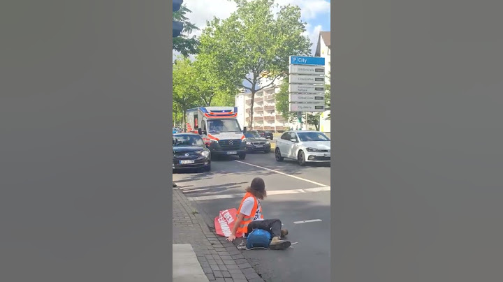 Rtw Wolfsburg auf Einsatzfahrt durch eine Sitzblockade