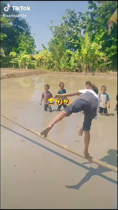 Berjalan di atas bambu kepleset dan jatuh di lumpur😂😂😂