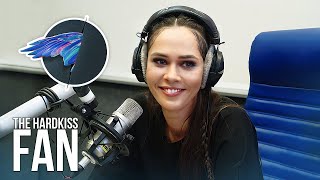 картинка: Юлія Саніна з презентацією 