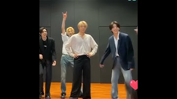 LMAO WHAT IS JAY DOING HELPP😭🎸 #jay #enhypen