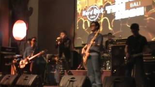 Video thumbnail of "The Fly - Terbang   ( Hard Rock Cafe Bali ) - Live"
