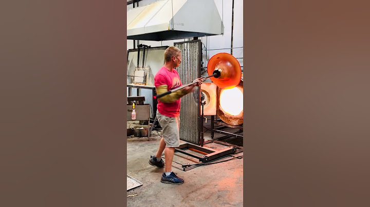 Glassblowing instant gratification shape. #glassblowing #glasssculpture #glassblower #glassart