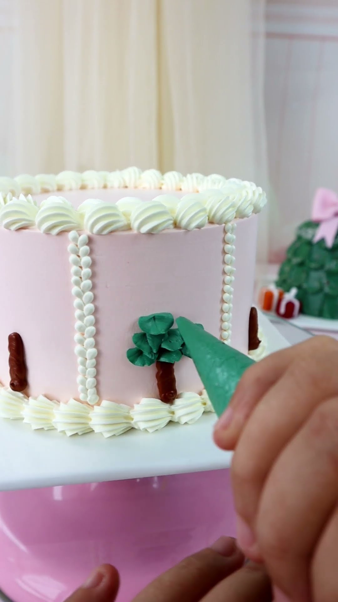 Cake training, bread and cake professional baking training, cake baking teaching, or Christmas