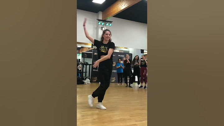 Elsa danse devant Michou et le fait rougir 🤣