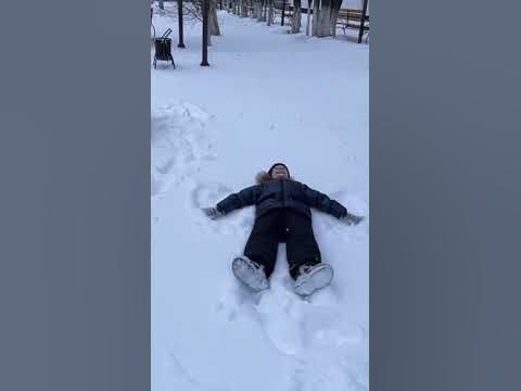 Радуется снегу. - YouTube
