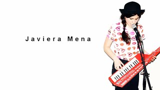 Video thumbnail of "Javiera Mena - Acá entera - Letra"