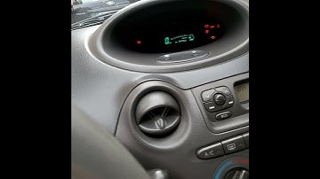 2001 Toyota Yaris 1.0 VVT-i start up.