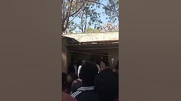 Mcheki Fisi Aingia Kwenye Nyumba Ya Mtu Na Kujifunika Neti Kweli Hii Ni Kali Ya Mwaka Trending 