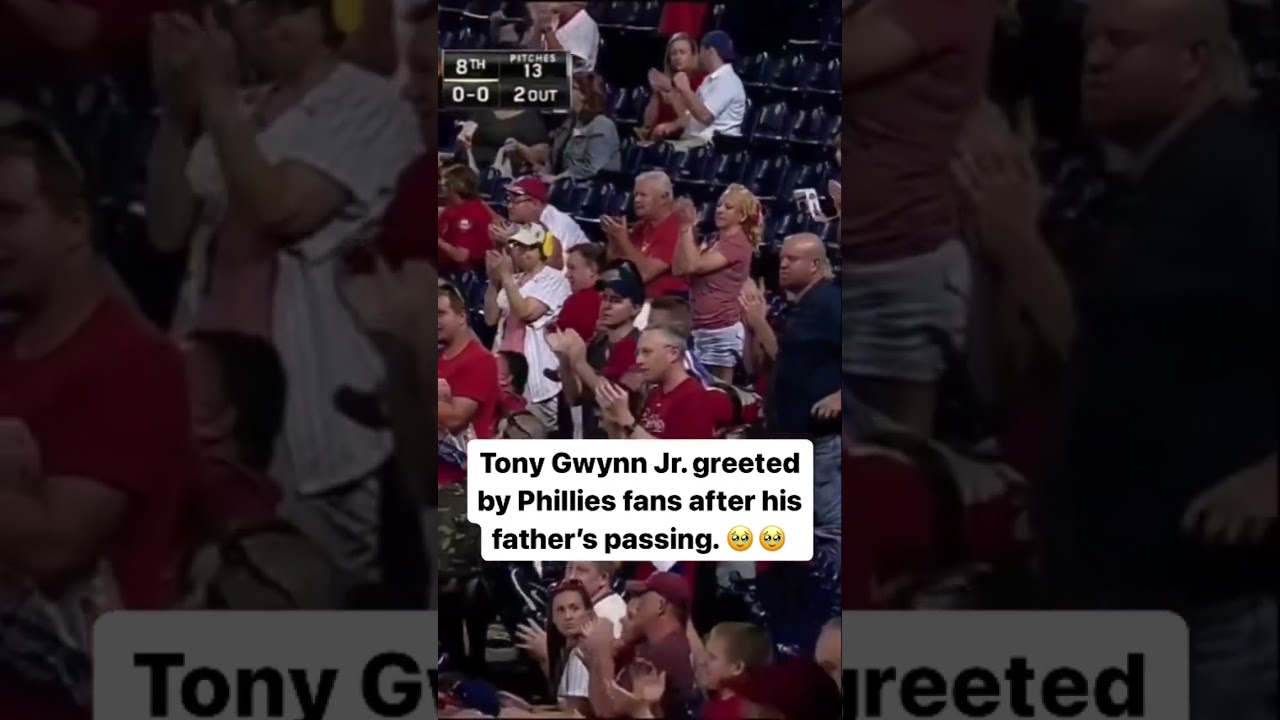 Tony Gwynn Jr. greeted by Phillies fans after the death of his father⚾