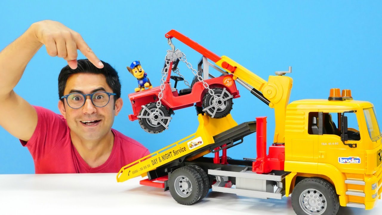Paw Patrol arabayı çekiyorlar. Çizgi film oyuncakları