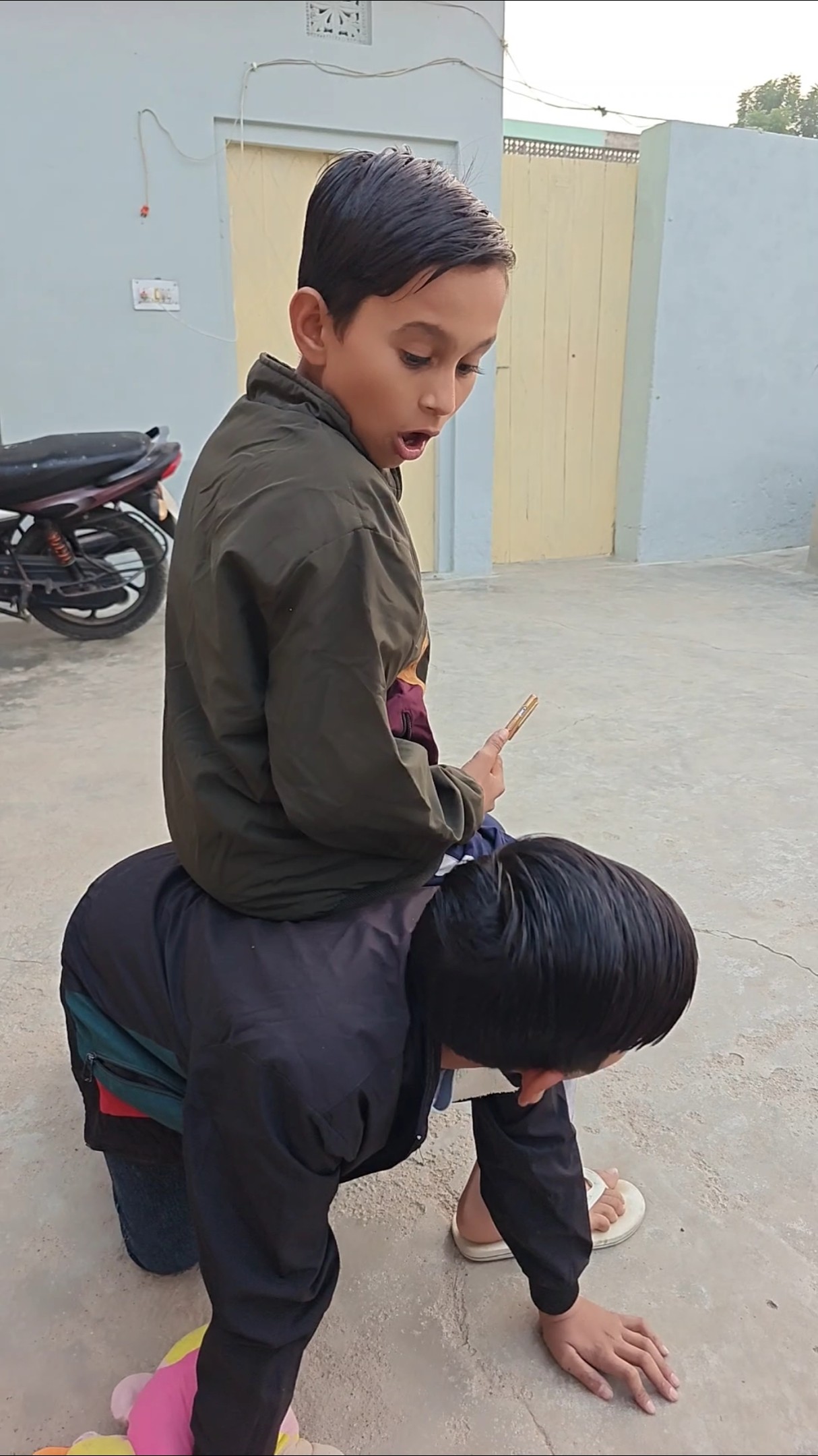 Bhai ko Girne se bacha liya#shots