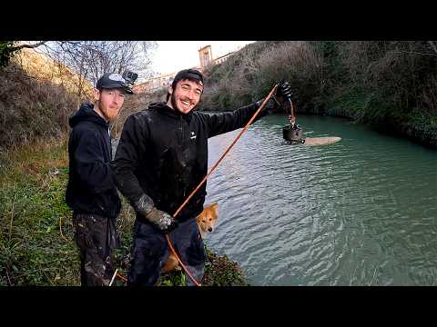 On pêche à l'aimant dans un canal caché en centre ville